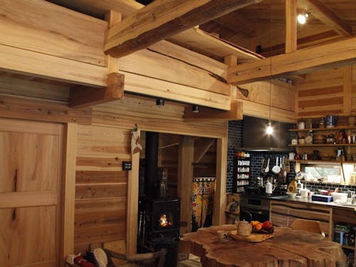 里山スギの無垢の厚板をふんだんに使う「板倉の家」