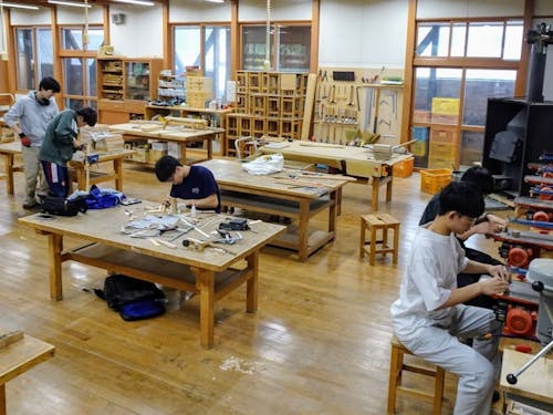 高校生が木遊館で制作する様子