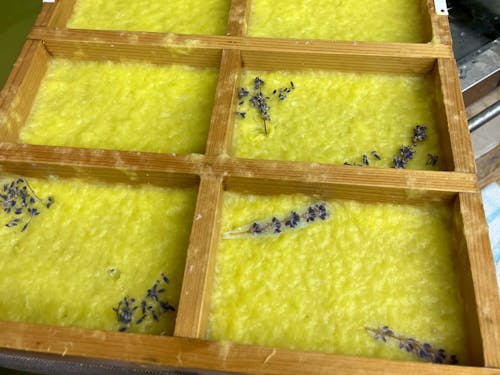 池田町で採れたラベンダーを使った紙漉き商品