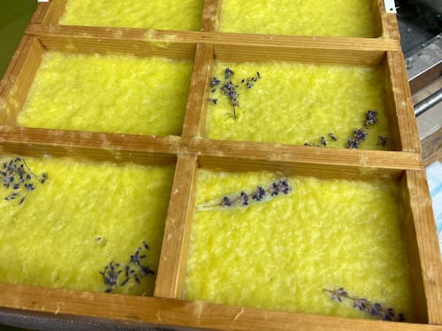 池田町で採れたラベンダーを使った紙漉き商品