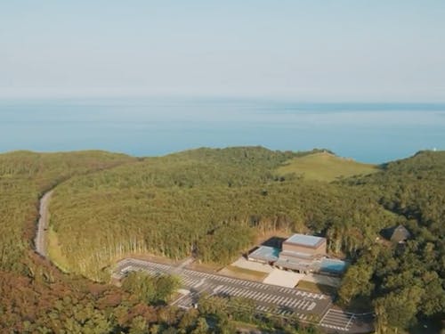 働く環境は世界遺産の中にある知床自然センター。映画館やアウトドアショップもある