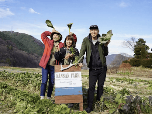 管理人のゆりえさんと、近所の若手農家さんたち