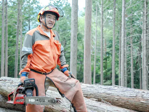 村の自伐林家・黒木忠さん。日々一人で手入れしている忠さんの山は「美しい」の一言
