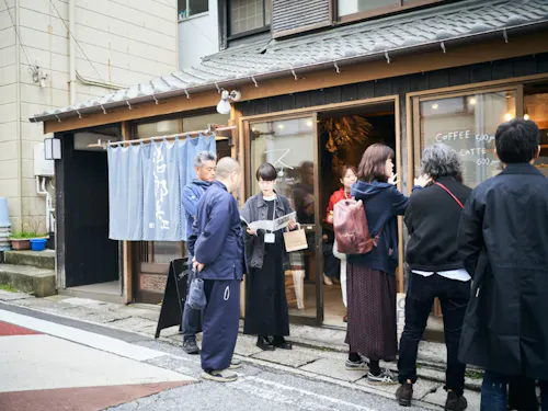 桜を見る会で集まって、まち歩きを行いました。