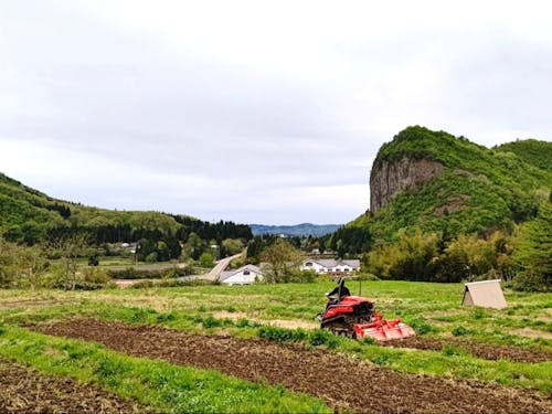南五百川棚田　トラクタで耕うん作業