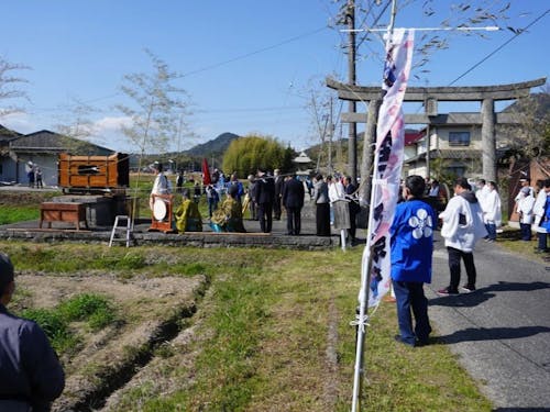 牛車から御網代輿を降ろして御旅所で神事を行います