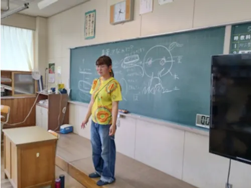 地元の小学校でみかんのことをお話しされる上妻さん