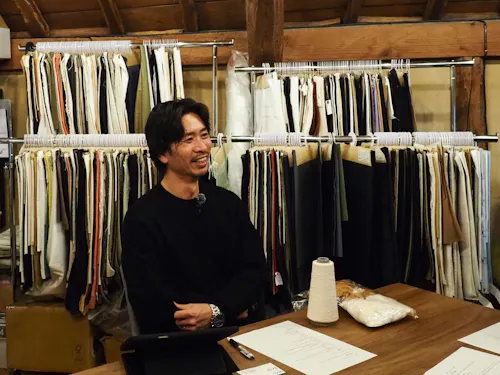 ズラリと生地の並んだ大協テックス萩支店で取材。建物は築200年の蔵を改装したもの