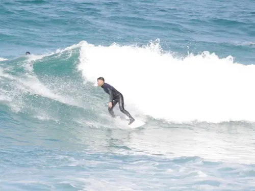 趣味のサーフィンは、すぐ近くにある北長門海岸国定公園にも指定された美しい海で。