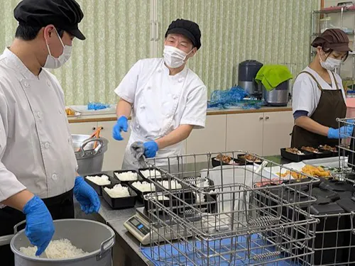 職場（村立高校寮での調理）の様子