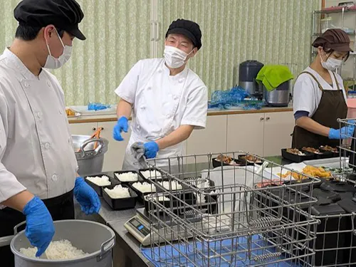 職場(村立高校寮での調理)の様子