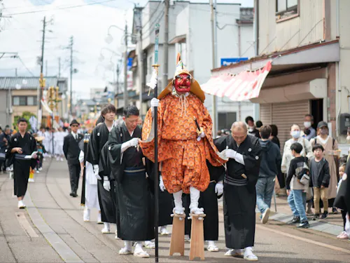 神様を乗せた神輿を先導するように歩く天狗様はこの祭りのシンボル