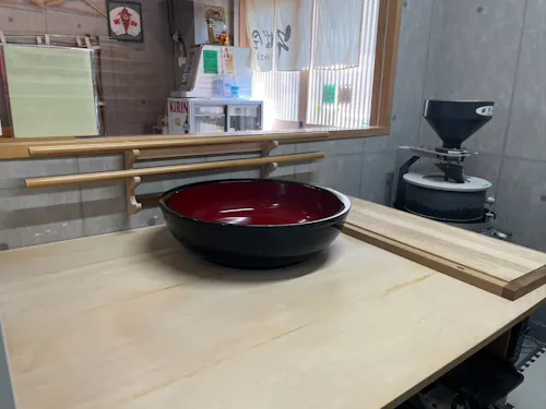 綺麗な内装、蕎麦打ち場
