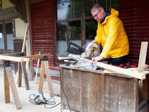 庭の作業スペース。大工仕事も得意