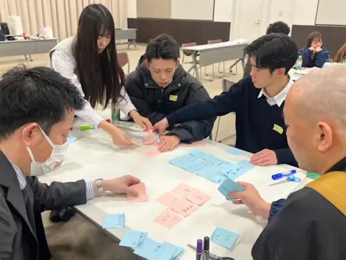 居場所って何?大人も高校生もそれぞれの視点から、話し合うところから始まりました。