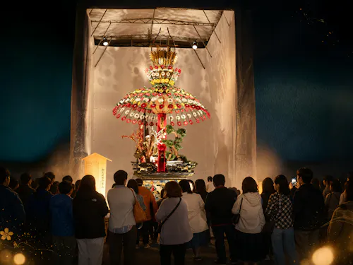 宵祭の夜、山車を囲む人のにぎわい