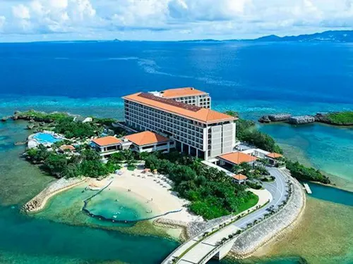 360度海に囲まれた、島全体がホテルであることが特徴です。