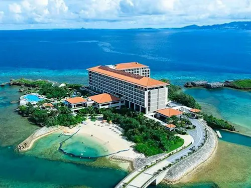 360度海に囲まれた、島全体がホテルであることが特徴です。