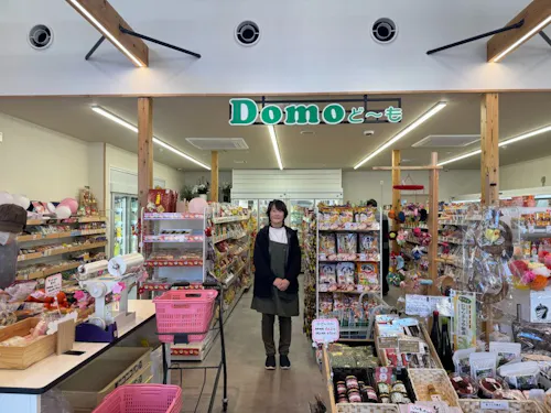 2014年のオープン当初から働く渡辺さん。お客さんとの会話も弾みます