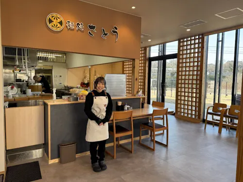 明るい笑顔の松崎さんは船引店の店長もつとめる