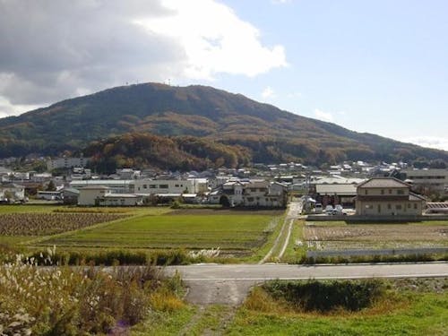 小さな農地が点在する環境で農業が営まれている福島県田村市