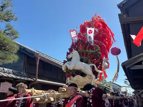 左義長を担いで旧城下町を練り歩く