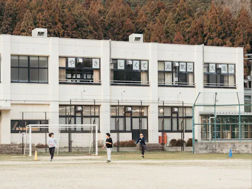 放課後に学校で遊ぶ子ども達