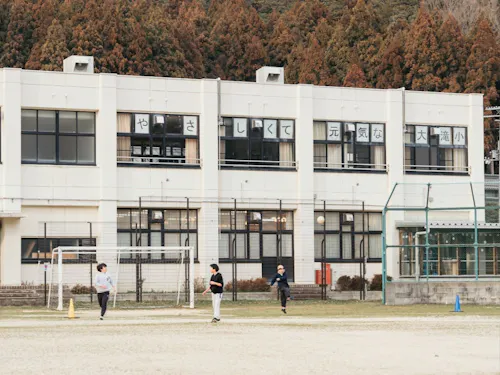 放課後に学校で遊ぶ子ども達