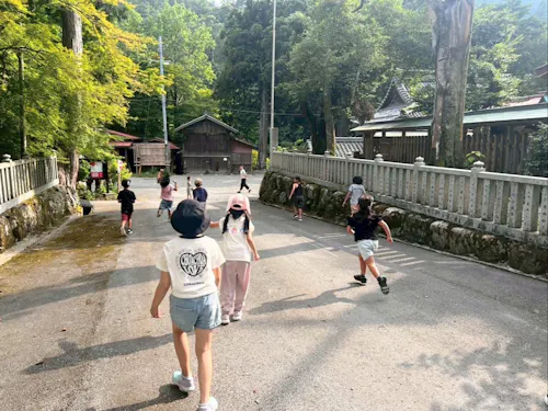 大瀧神社境内でみんなで遊びます