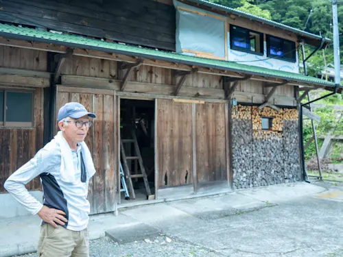 ゲストハウスの構想を熱心に話す圭之さん。いくつになっても夢中になれる村