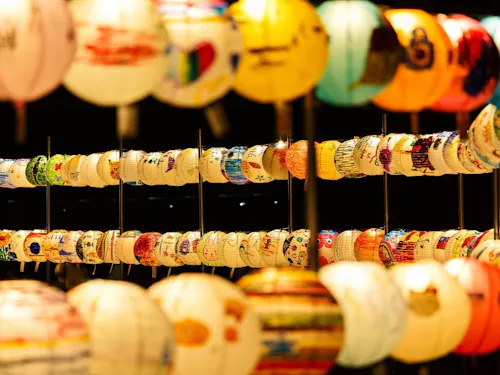 らんたん祭りの様子（湖畔にランタンが灯る幻想的な夜景）