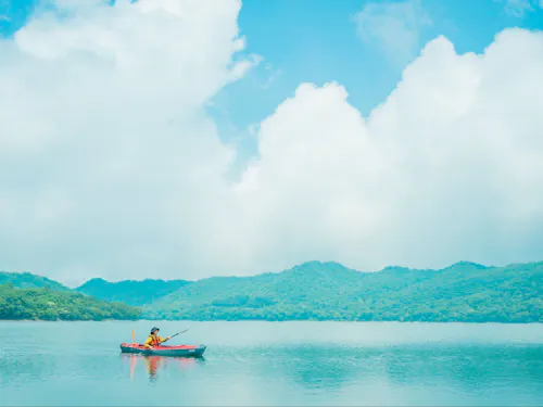 休日は湖上アクティビティも。仕事も遊びも山頂で