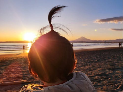 湘南でリモートワークを終えたら、海岸で夕日を眺めて過ごします。