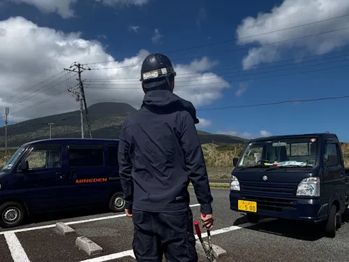 業務のひとときに南原千畳敷から見上げる八丈富士