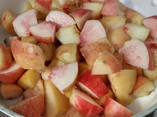 果物はその場で食べるだけでなく、加工して販売も。