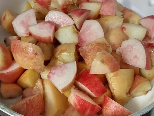 果物はその場で食べるだけでなく、加工して販売も。