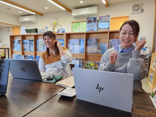 笑顔が絶えない和やかな空気の職場環境