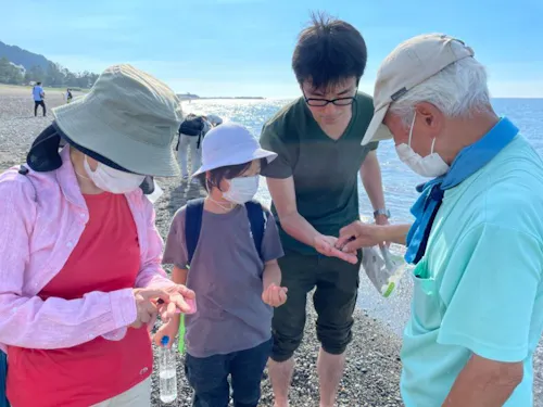 地域住民と触れ合いながらその地域の魅力を発掘(海岸でヒスイ探し)