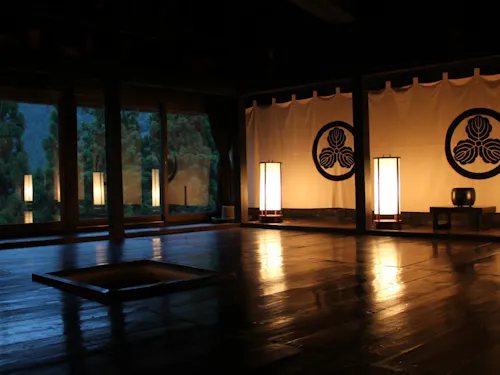 かやぶき古民家“ちいおり”。アレックスが購入し、保全活動を経て宿泊施設に改修。