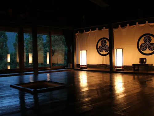 かやぶき古民家“ちいおり”。アレックスが購入し、保全活動を経て宿泊施設に改修。