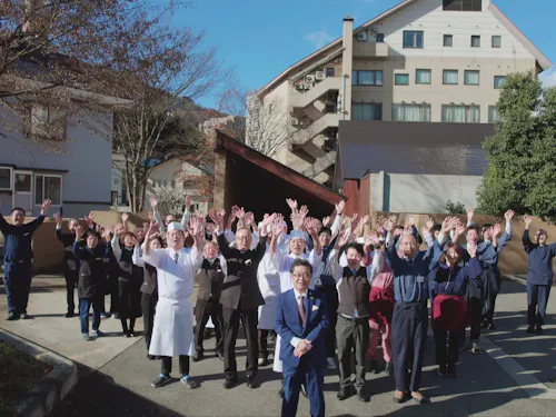 グループ従業員は通年で働く方は50名程度