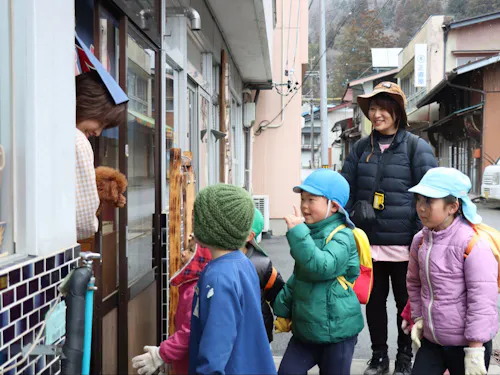 お散歩ではたくさんの地域の大人との出会いがあります