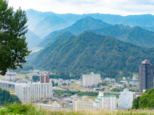 自然の中にリゾートマンションが建ち並ぶ湯沢ならではの景色