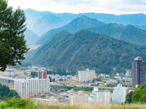 自然の中にリゾートマンションが建ち並ぶ湯沢ならではの景色