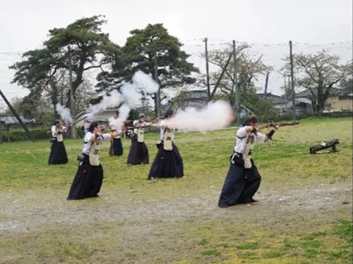 横隊斉射し轟音と共に白煙を上げる 「松山藩荻野流砲術」