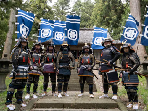 出羽松山藩酒井家の家紋付き旗指物を着けた勇壮な武者隊