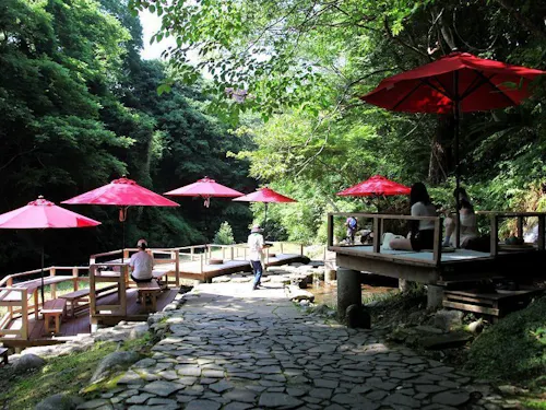 美しい渓谷沿い、数々の旅館が営まれている温泉地「山中温泉」