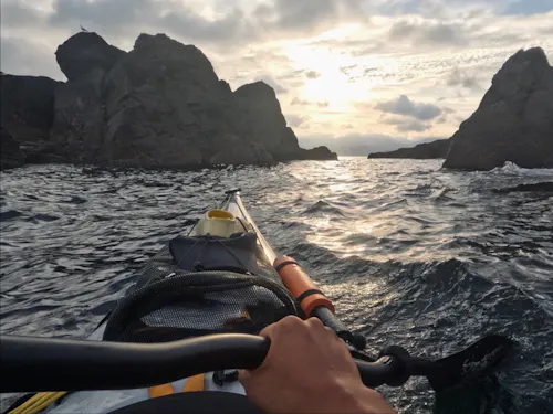 カヤックで日本海の沿岸各地を訪れた