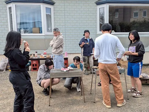 男子寮庭でのバーベキュー
