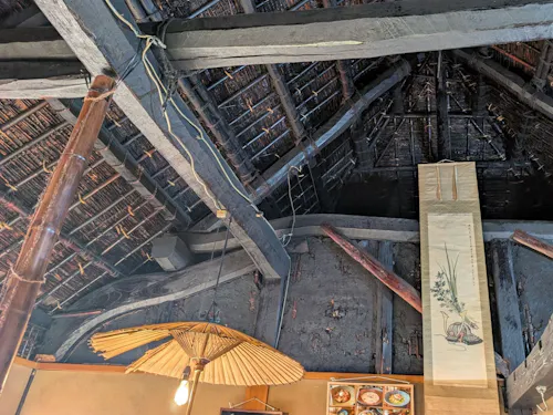 天井を抜き、蔵に眠っていた「古い和傘などを用い」趣のある店内を演出